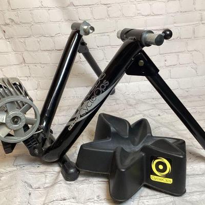 MACH969 TREK CycleOps Fluid2 Indoor Bike Trainer	Includes front wheel riser block, bike trainer is foldable for compact storage.Â 
