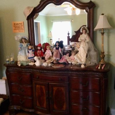 Dresser with mirror, collectable dolls