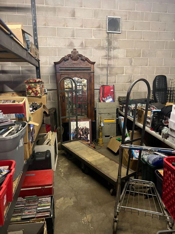 WEST HAVEN 12,000 S/F DIGGERS DELIGHT ESTATE SALE