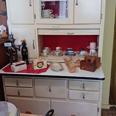 White kitchen/Hoosier cabinet - excellent condition!