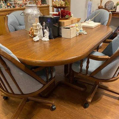 1980 Oval table with 4 rolling captain chairs, 42x40 and 18inch leaf, pedestal table by Bedford Forest