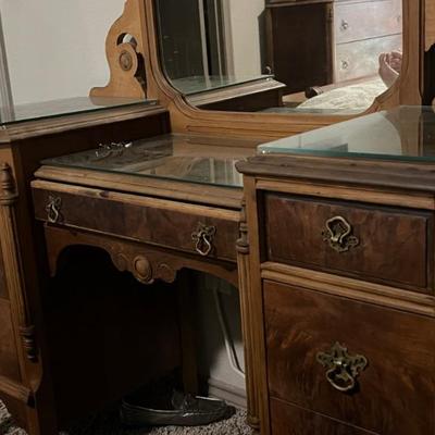 Vanity close-up from 1919 Anique 3-pc Maple Bedroom Suite