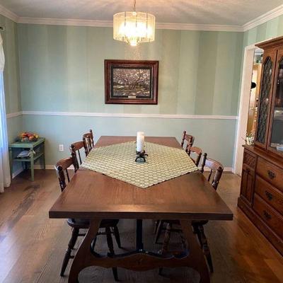beautiful dining room table with three leaves