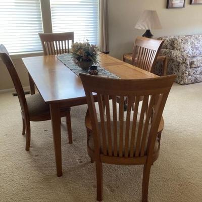 Beautiful Mission Style Dinning Room Table with 2 leafs 