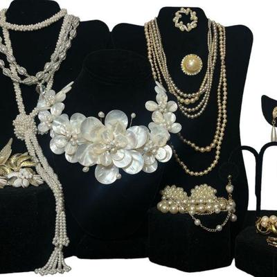 Collection Vintage Cultured, Faux Pearl Jewelry
