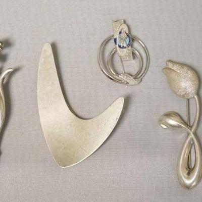 1251	STERLING SILVER PIN ASSORTMENT INCLUDING TULIP MARKED THAILAND, BOOMERANG MARKED BEAU AND BOW MARKED DANECRAFT. 1.25 TOZ

