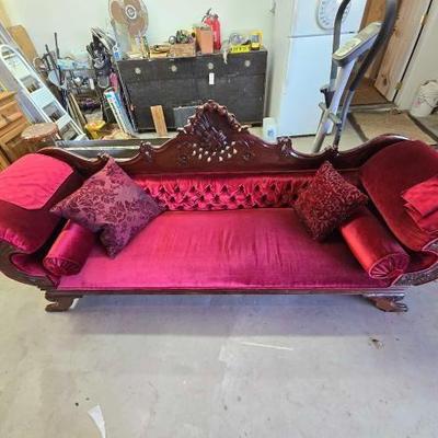 #9128 â€¢ Vintage Sofa
