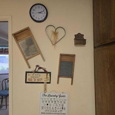 #2526 â€¢ Wall Decorations and Clock
