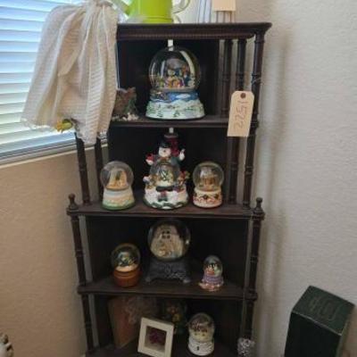 #1522 â€¢ Display Shelves
