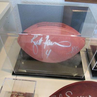 Superbowl XXXI ball signed by Brett Favre & receivers