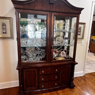 Broyhill mahogany China cabinet - breathtaking!