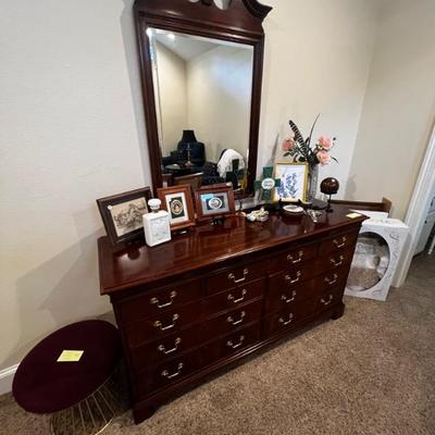 Beautiful cherry dresser w mirror