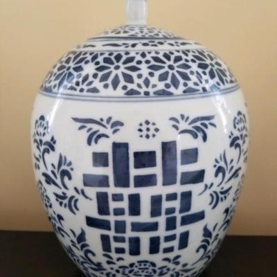 Blue & white porcelain jar