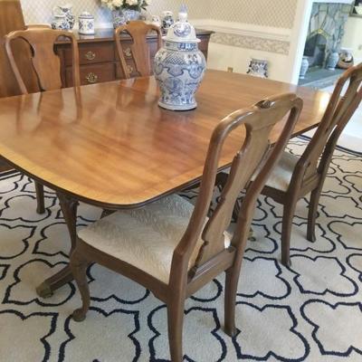 Mahogany banded dining room table & chairs