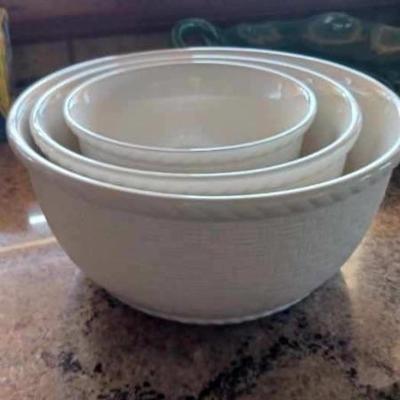 Set of kitchen bowls