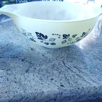 Pyrex black & white gooseberry bowl