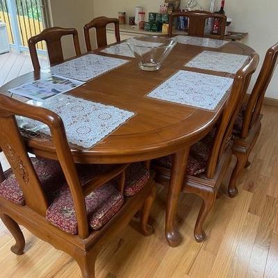 Dining table & 8 chairs