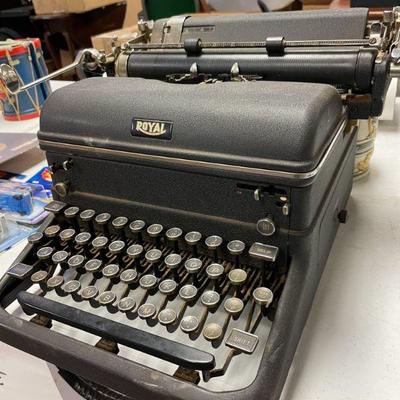 Sale Photo Thumbnail #64: Royal Typewriter - Working