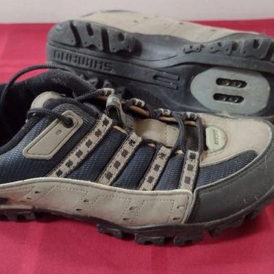Shimano mountain bike shoes, very good condition. Accepts cleats (not included)