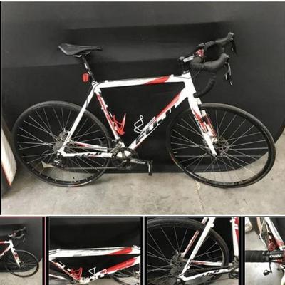 Lot # : 25 - Fuji Cross 3.0 LE Bicycle Aluminum Frame
a lot of extra add-ons power Arc Saddle Seat, Shimano pedals, quick release hub on...