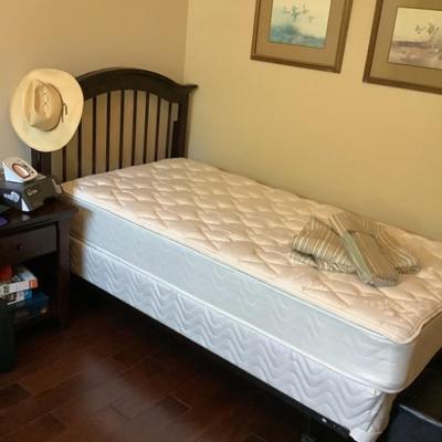 Broyhill twin bed set