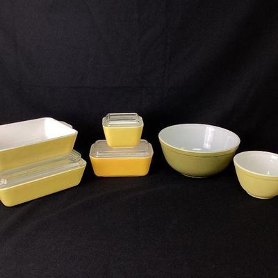 DILA703 Vintage Pyrex Assortment	A six piece assortment of vintage Pyrex kitchenware. Includes 4 refrigerator dishes, 3 of which have...