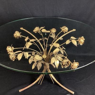 DILA112 Made In Italy Gilt, Roses, Accent Table	Round glass table top, intricately crafted 9 roses, gold table base. Tagged, Made In Italy.
