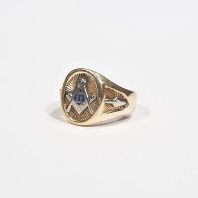 MASONIC 14K GOLD RING | With masonic emblem in an oval reserve with engraved decorated shoulders; size 11.5, 16.2g interior marked 