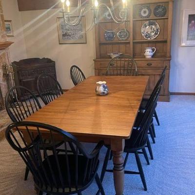 Beautiful Ethan Allen Farmhouse Style Table with 8 Gilbert Windsor Chairs.