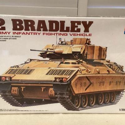 MMS075 M2 Bradley US Army Infantry Fighting Vehicle Hobby Model Kit New