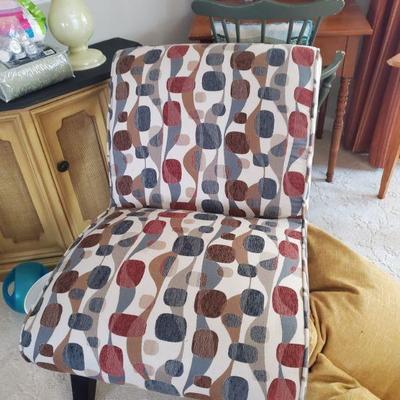 LIKE NEW UPHOLSTERED SIDE CHAIR