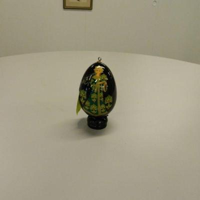 Russian Lacquer Egg Signed 1989 Z. Kuznetsova