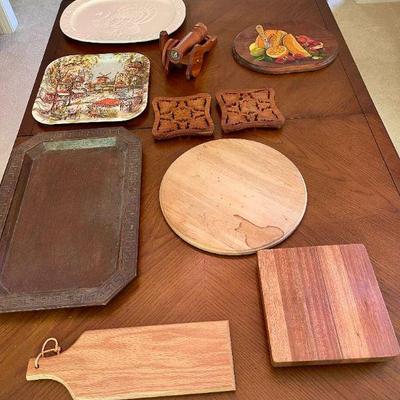 Lot 043-LR: Platters & Cutting Board

Features: 
â€¢	4 wood cutting boards â€“ various sizes
â€¢	Also includes 2 metal trays, 2 wood...