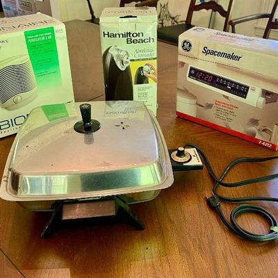 Lot 046-LR: Small Appliance Lot

Features: 
â€¢	GE Spacemaker radio/clock
â€¢	Hamilton Beach electric can opener
â€¢	Bionaire Personal...