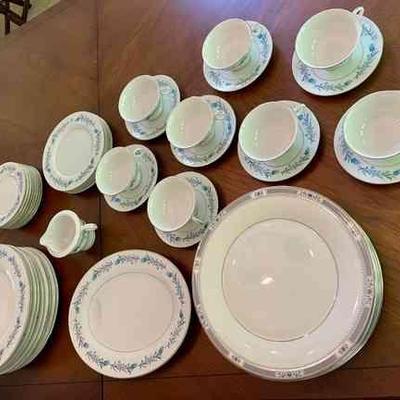 Lot 141-LR: Eclectic China Set

Includes: 
â€¢	Theodore Haviland New York â€œClintonâ€ pattern
o	8 cups & saucers, 4 salad plates, 8...