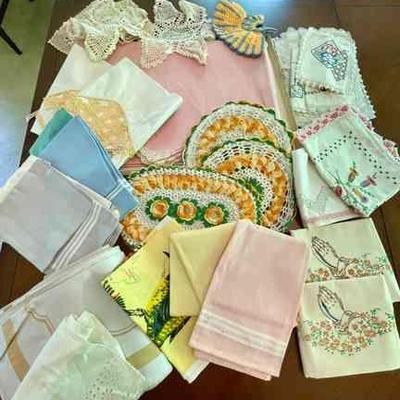 Lot 147-LR: Vintage Linens

Features: 
â€¢	A colorful assortment of vintage linens: towels, placemats, doilies, and more!
â€¢	Please see...