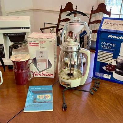 Lot 042-LR: Coffee Lovers â€“ Mixed Coffee Lot

Features: 
â€¢	Robeson 35 cup electric urn
â€¢	Proctor-Silex coffee maker
â€¢	Mr. Coffee...