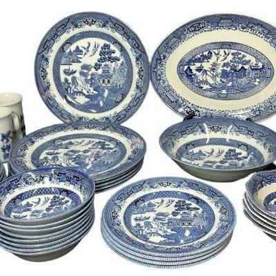 Collection BLUE WILLOW, WEDGWOOD, QUEEN'S by CHURCHILL Dinnerware
