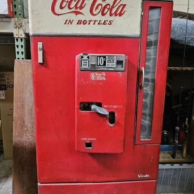 Lot 618 | Vintage Coca-Cola Vendo Vending Machine