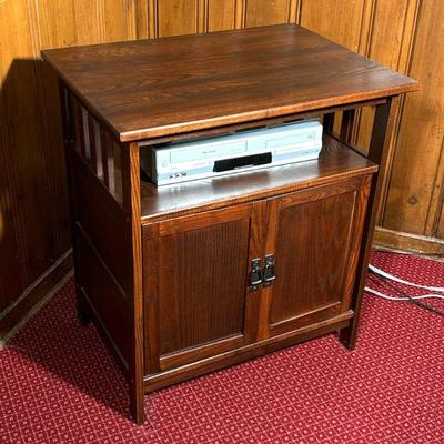 STICKLEY STYLE SMALL CABINET | Arts & Crafts style cabinet/TV stand. - l. 28.5 x w. 21 x h. 31.5 in

