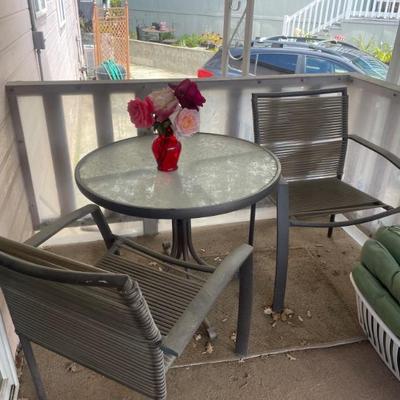 Nice 2 chair patio set round table with glass top, aluminum powder coated nice quality vintage set... Might be Brown Jordan?