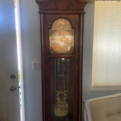 Nice grandfather clock working and in excellent condition.