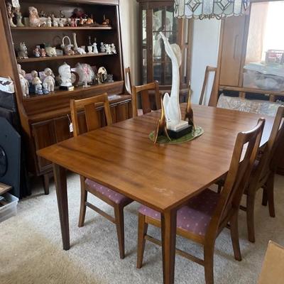 Beautiful MCM dining  table / chairs & MCM hutch -- both in Excellent condition - STUNNING!