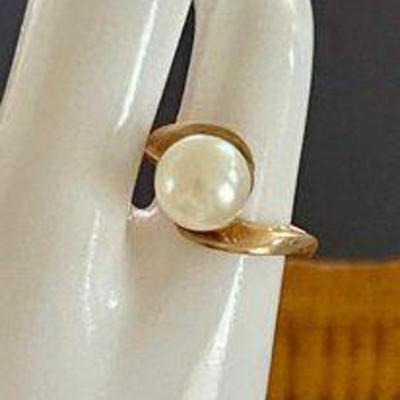 10K Yellow Gold & Pearl Ring Size 5.5 - Total Weight 3.8 Grams