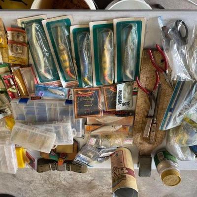 Many NOS fishing lures 