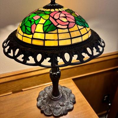 Flower table lamp (on)