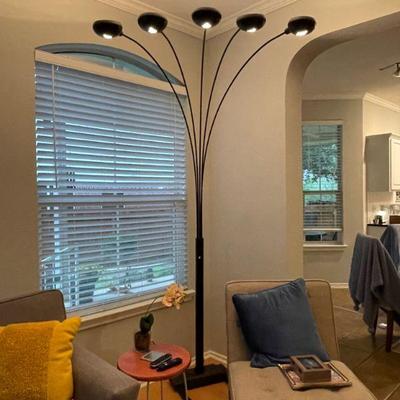 Dimmable overarching lamp