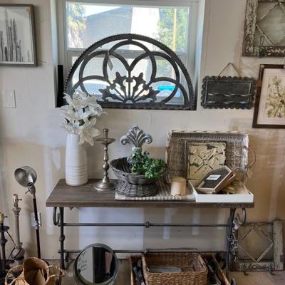 ENTRY STYLE TABLE
METAL HANGING