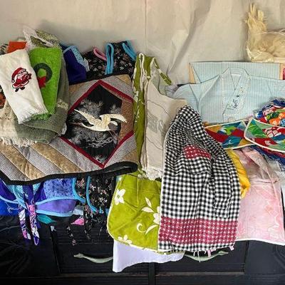 ABS259 Various Vintage Linens & Aprons 
