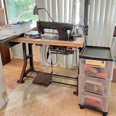 ABS040- Vintage Singer Sewing Machine With Sewing Accessories 